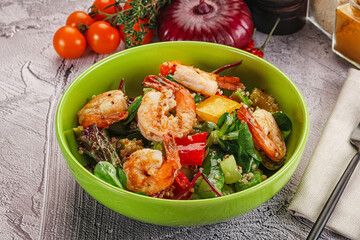 Salad with prawn and quinoa