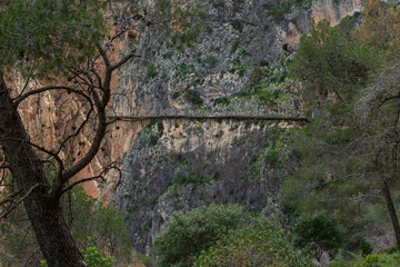Die Schmale Holzbrücke vom Caminito del Rey Weg spannt über eine dramatische Felsenschlucht...