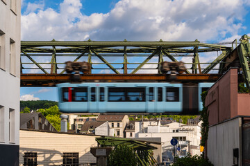 Obraz premium Eine Schwebebahn in einem Industriegebiet in der Nähe der Haltestelle Völklinger Straße in Wuppertal, Deutschland