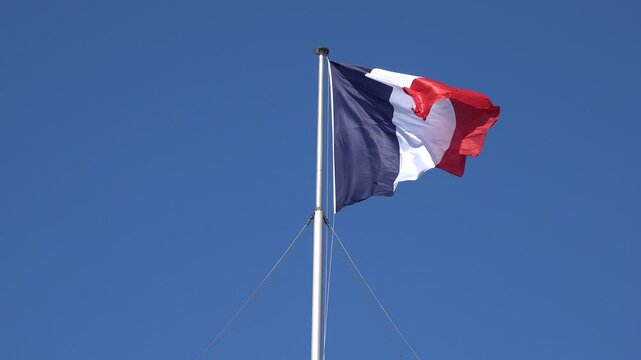 Drapeau de la France flottant au vent