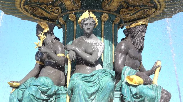 Fontaine des Mers sur la place de la Concorde &agrave; Paris