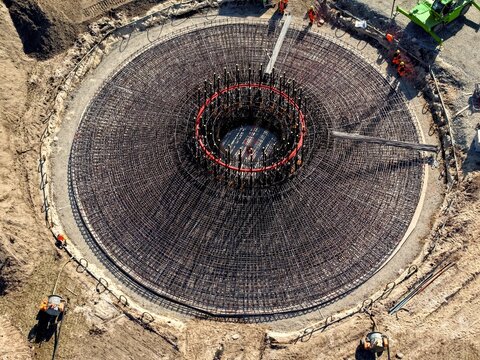 Blick auf die Stahlkonstruktion f&uuml;r das Fundament einer Windkraftanlage, Windrad, Windenergie, Stahlbeton, Baustelle, Energiewende, WEA
