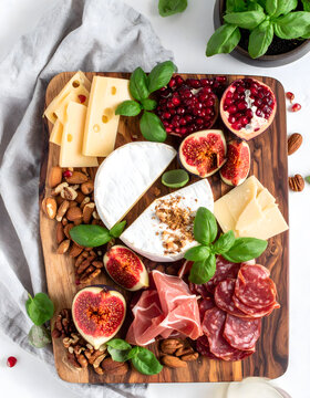 bunte, k&auml;se, wurst, fr&uuml;chte, platte, kalt, buffet, vesper, neu, modern, close up, top, view, essen, mahl, teller, feinschmecker, kalte, nat&uuml;rlich, holzbrett, n&uuml;sse, Vorspeise, teller, basilikum, ad, 1
