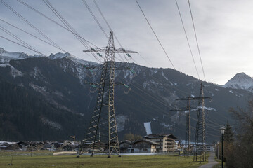 Strommasten und Leitungen im Zillertal