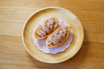 ご当地タルト。茨城県のいばらキッスタルト。お皿に2つ盛り付けした。