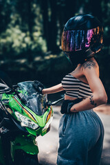 Mujer de 23 años en su motocicleta en los alrededores de Bogotá
