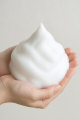 石鹸の泡を手で持つ