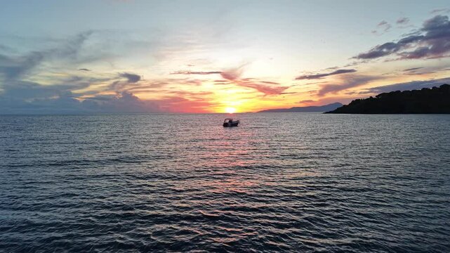 Zach&oacute;d słońca z ł&oacute;dką