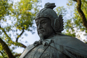Fototapeta premium Bronze Statue of a Historical Figure in a Park