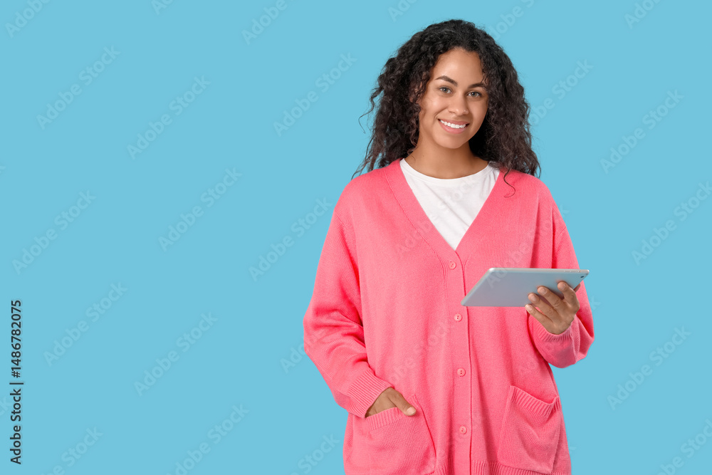 Aufkleber young african-american qa engineer with tablet computer on blue background