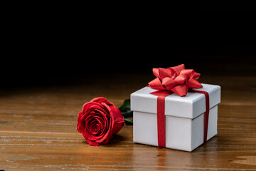 テーブルに置かれた薔薇とプレゼントとコピースペース