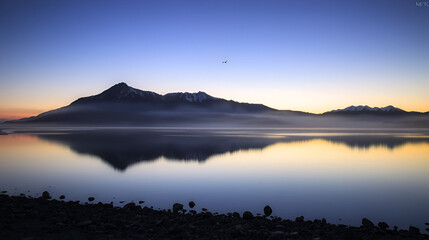 Obraz premium Serene Twilight: Mountain Lake Reflection