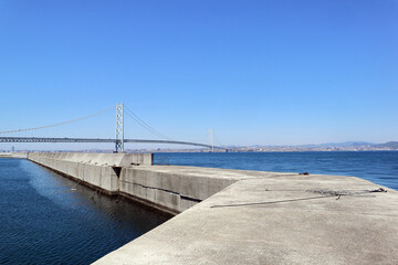 淡路島の港と明石海峡大橋