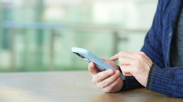 スマホを使う男性