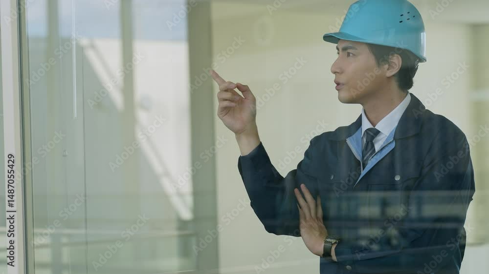 Aufkleber 建物の中でガラス越しにチェックする男性作業員