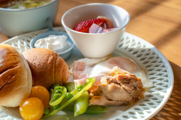 朝陽差し込む洋風朝食プレート