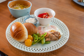 朝陽差し込む洋風朝食プレート