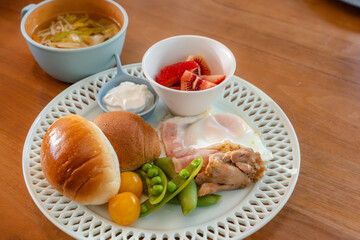 朝陽差し込む洋風朝食プレート