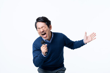 カラオケをするミドルの男性