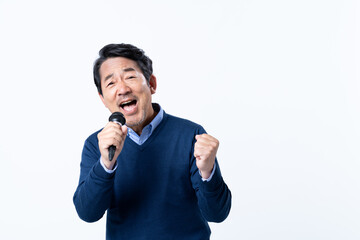 カラオケをするミドルの男性