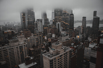 Obraz premium Nighttime New York City Skyline With Bright Urban Lights Across Tall Buildings and Rooftops