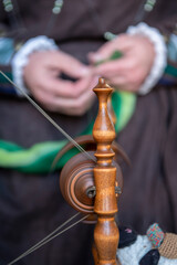 Spinning thread on a spinning wheel