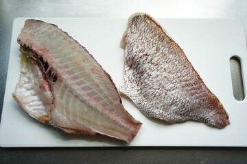 鯛の下処理（二枚おろし）