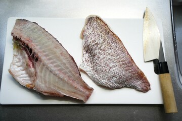 鯛の二枚おろしと出刃包丁