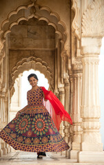 Naklejka premium Young female tourist dancing between arches and Pillars.