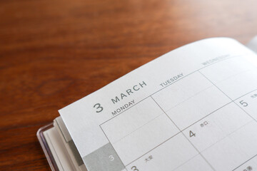 机上に置かれた3月のスケジュール帳