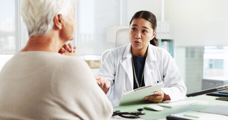 Obraz premium Senior woman, doctor and consultation with clipboard for healthcare report, symptoms or checkup. Medical professional, appointment and talk to patient for help with insurance application in hospital