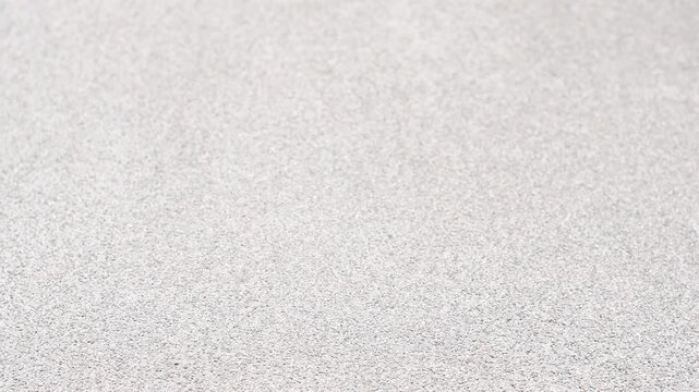 屋外で走る男性の足元のイメージ
