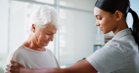 Obraz premium Physiotherapy, consulting and woman with mature patient for medical service, support and wellness. Healthcare, chiropractor and physical therapist with person for recovery, mobility and arthritis