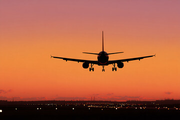 015-044-133-u8969375333_Silhouette_of_a_commercial_jet_landing_at_dusk._._1ae19c72-7e98-4c20-a7f4-c748c63ed882_0