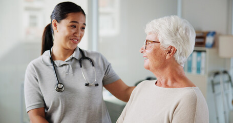 Obraz premium Support, doctor and trust with old woman in office for patient feedback, insurance and physiotherapy plan. Healthcare, rehabilitation and medical help with people in clinic for consulting and smile