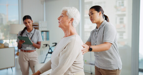 Obraz premium Physiotherapy, back pain and woman with mature patient for support, wellness and consultation. Healthcare, chiropractor and physical therapist with person for osteoporosis, mobility and arthritis