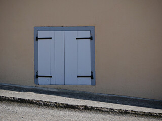 white painted wooden door in a wall of a house in front of a street with steep slope