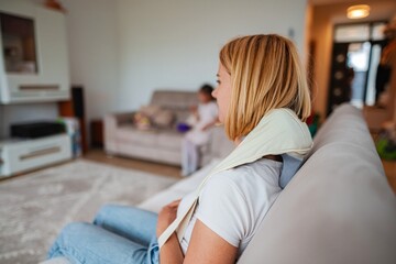 Obraz premium Relaxing at home after a long day with soothing comfort