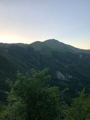 Naklejka premium Panorami nontagnia alberi cascata natura