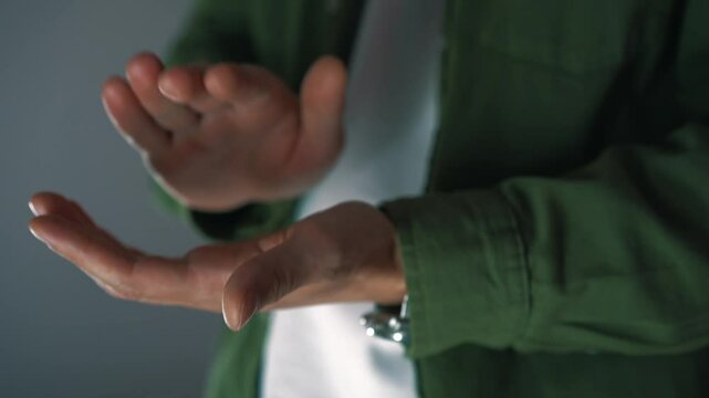 Applause at a business meeting.
A businessman in a green rabushka applauds with his palms.
A man claps after the speaker's speech.
Large-scale applause.
Motivational speech
