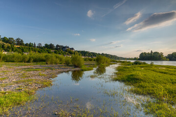 Randonnée au bord de la Loire avec le Château de Chaumont-sur-Loire en arrière plan en France