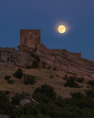 LUNA LLENA EN EL CASTILLO DE ZAFRA. CAMPILLO DE DUEÑAS. GUADALAJARA. ESPAÑA