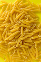 MACARRONES SOBRE FONDO AMARILLO
