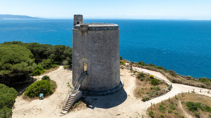 Torre vigía del tajo en los acantilados de Barbate, Andalucía