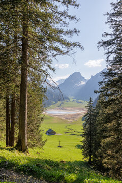 Ausgetrockneter Bergsee in den Voralpen