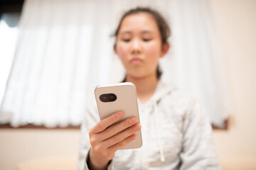 スマートフォンを操作する女の子の手元