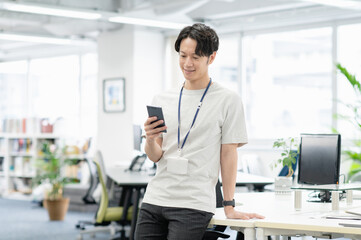 Obraz premium オフィスで働く若いエンジニア