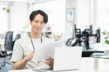 オフィスで仕事する若いビジネスマン