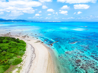 Fototapeta premium 竹富島・アイヤル浜（沖縄県竹富町）※遠方は石垣島
