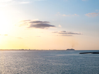 Naklejka premium 夜明けと共に石垣港に入港する豪華客船（沖縄県石垣市）